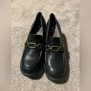 White mountain woman’s chunky heel platform loafers with brass chain size 11M‎